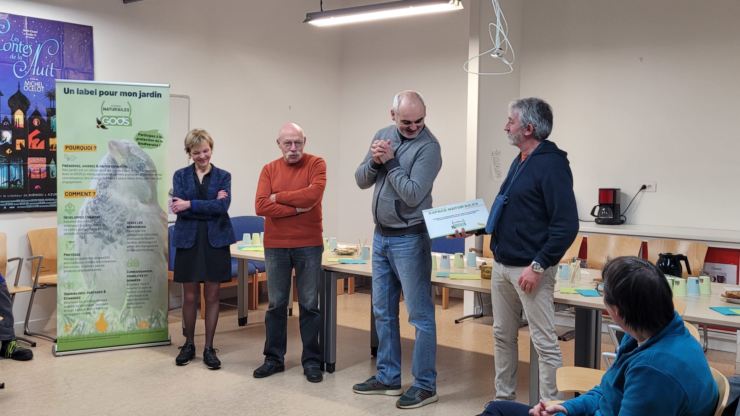 Labélisation Prest'EA, de gauche à droite : Florence Moutier, mécénat de compétence au GODS en charge du Label Espace Natur'Ailes ; Jean Worms, président du GODS ; Guillaume Babinot, directeur Prest'EA ; Stéphane Boudeau, encadrant référant de l'activité bois.